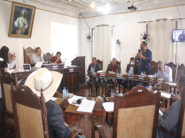Câmara Municipal de Ouro Preto - Atraso no pagamento às empreiteiras entra em pauta na Câmara Municipal
