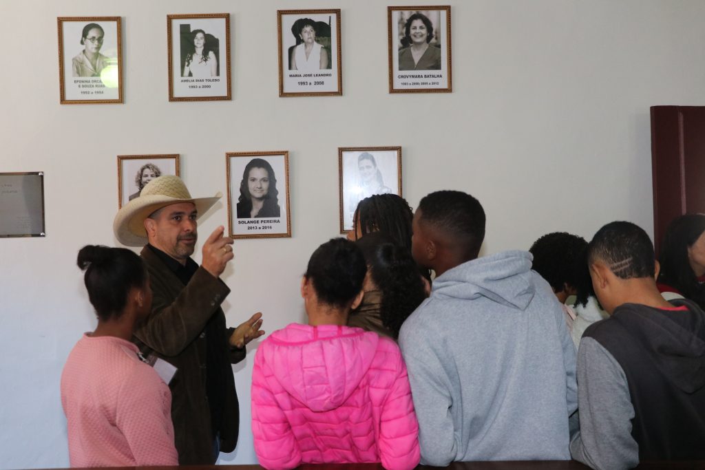 Câmara Municipal de Ouro Preto - Alunos da Escola Municipal Izaura Mendes visitam a Câmara de Ouro Preto