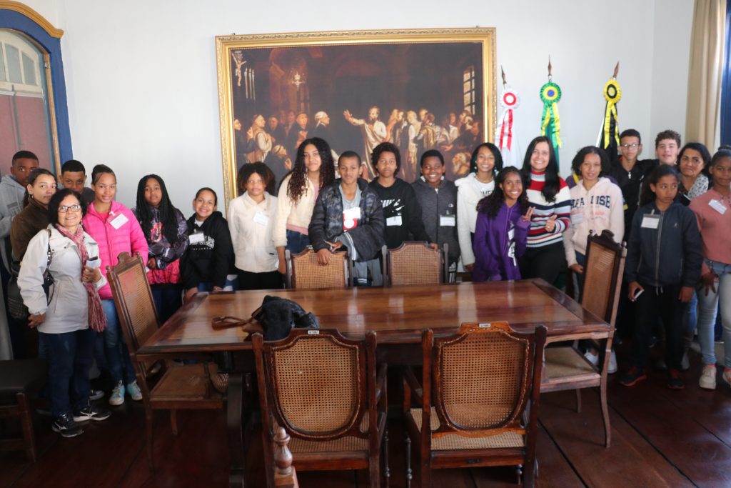 Câmara Municipal de Ouro Preto - Alunos da Escola Municipal Izaura Mendes visitam a Câmara de Ouro Preto